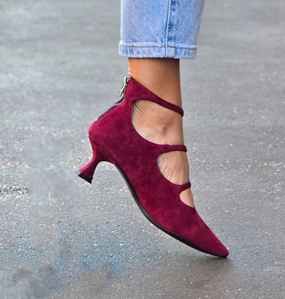 Eliza™ | Decollete With Straps And Low Heel