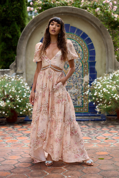 Lisa Romance™ | Elegant Long Dress with Light Pink Sleeves